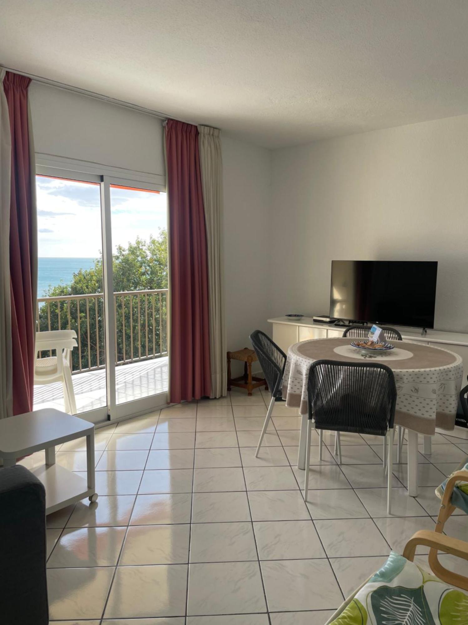 Estrellita Two Bedroom, Top Floor With Seaview Apartment