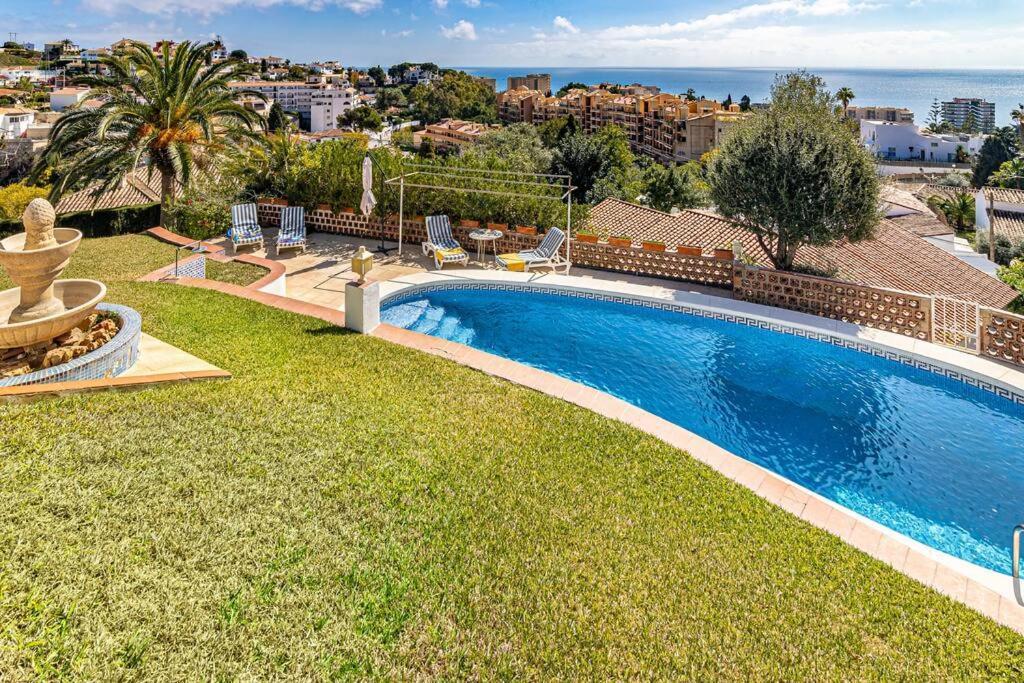 Con Piscina En Villa