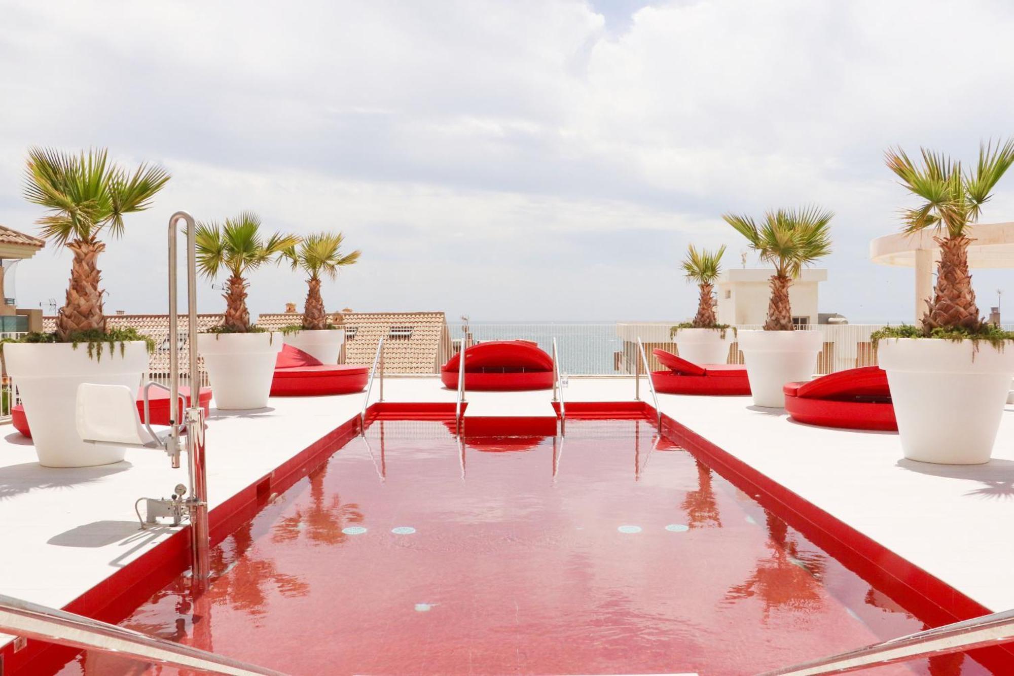 Fantastic In The Wave Just Steps From Carvajal - Pool And Free Parking Apartment