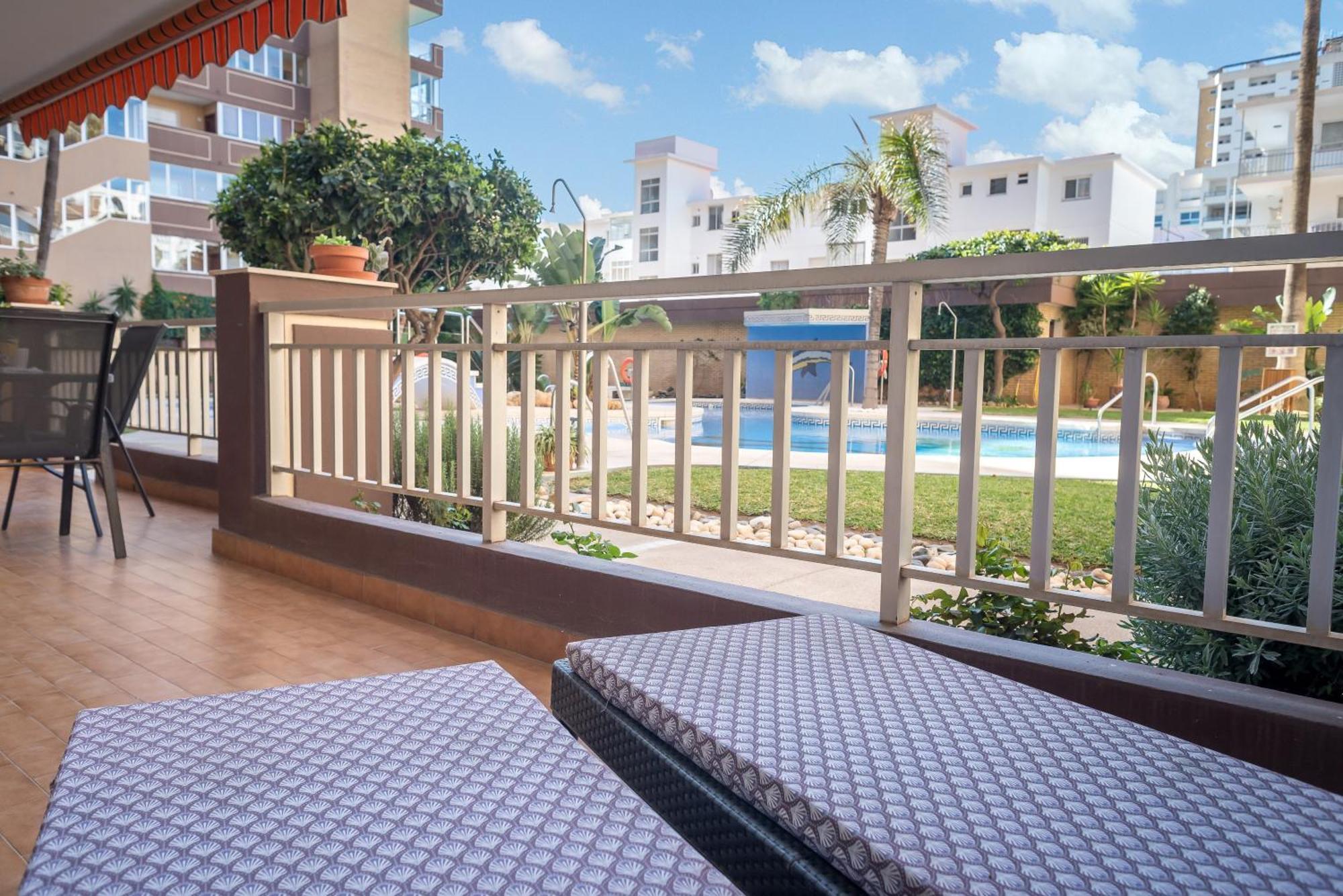 Palm Beach Parking Piscina Andra Fuengirola