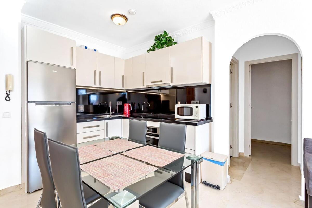 Palm Apartment, 1 Bedroom, Pool, Beautiful Garden, Parking * Fuengirola