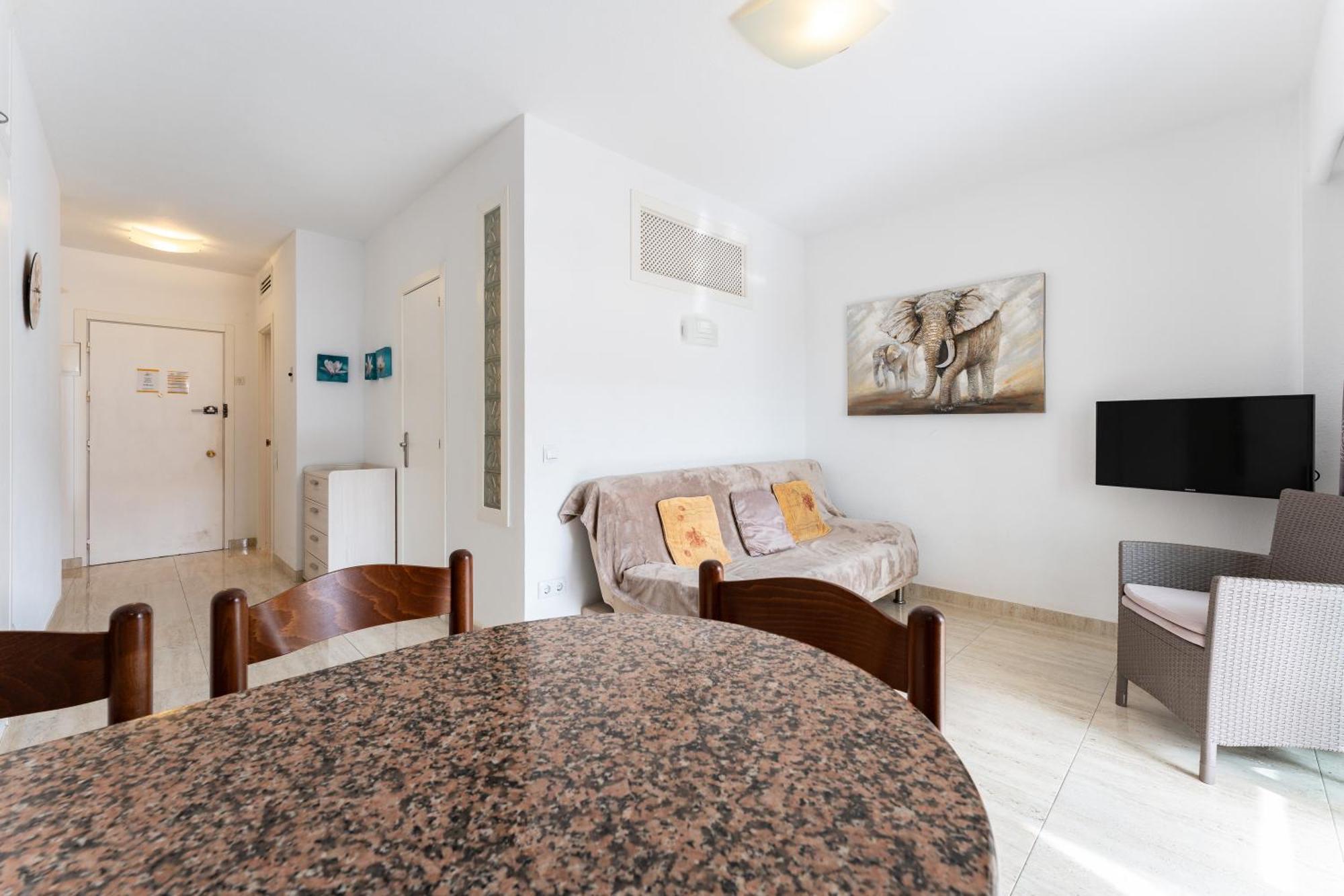 Marina View, Sunny One Bedroom Pyr