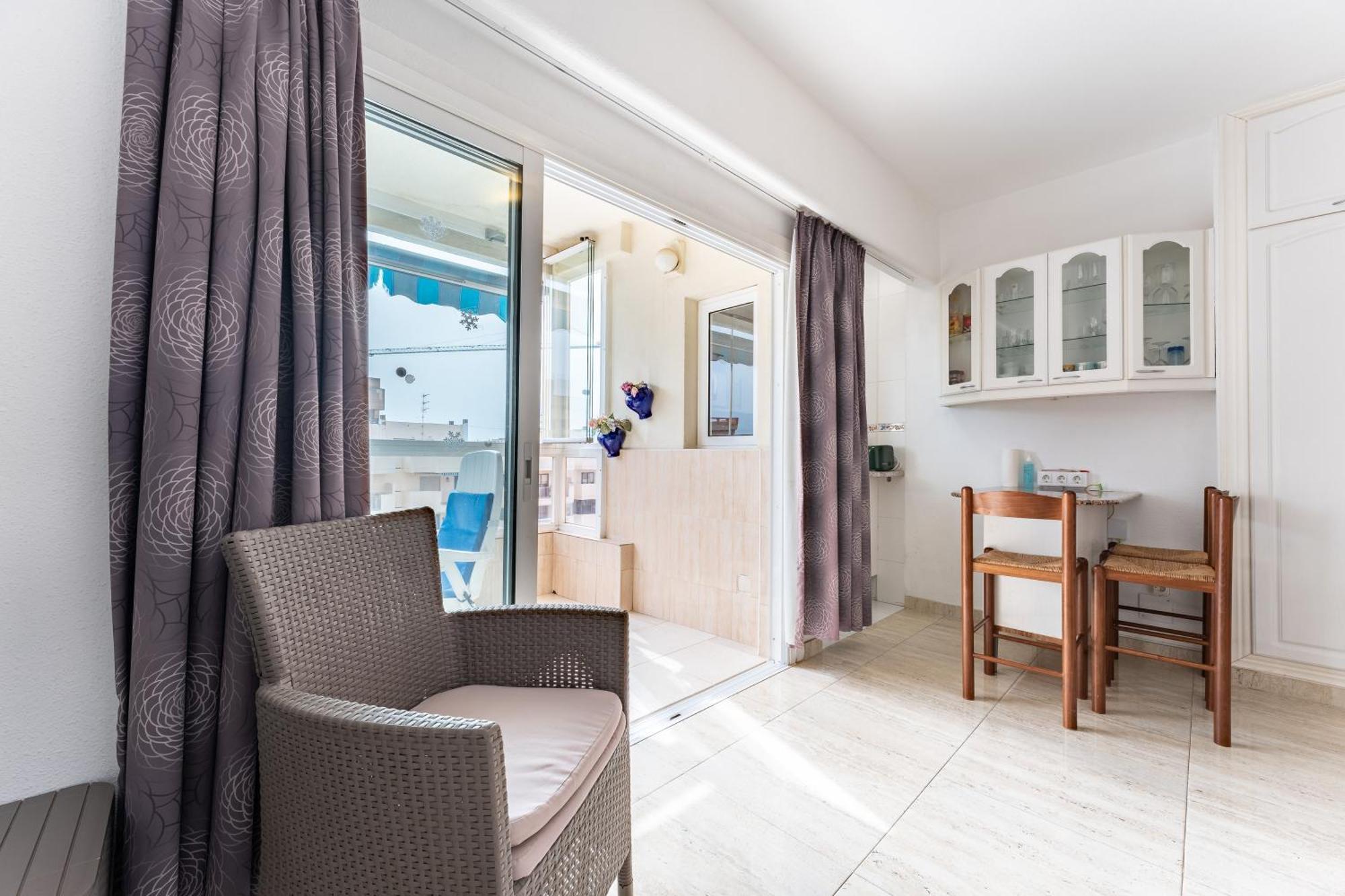 Aparthotel Marina View, Sunny One Bedroom Pyr