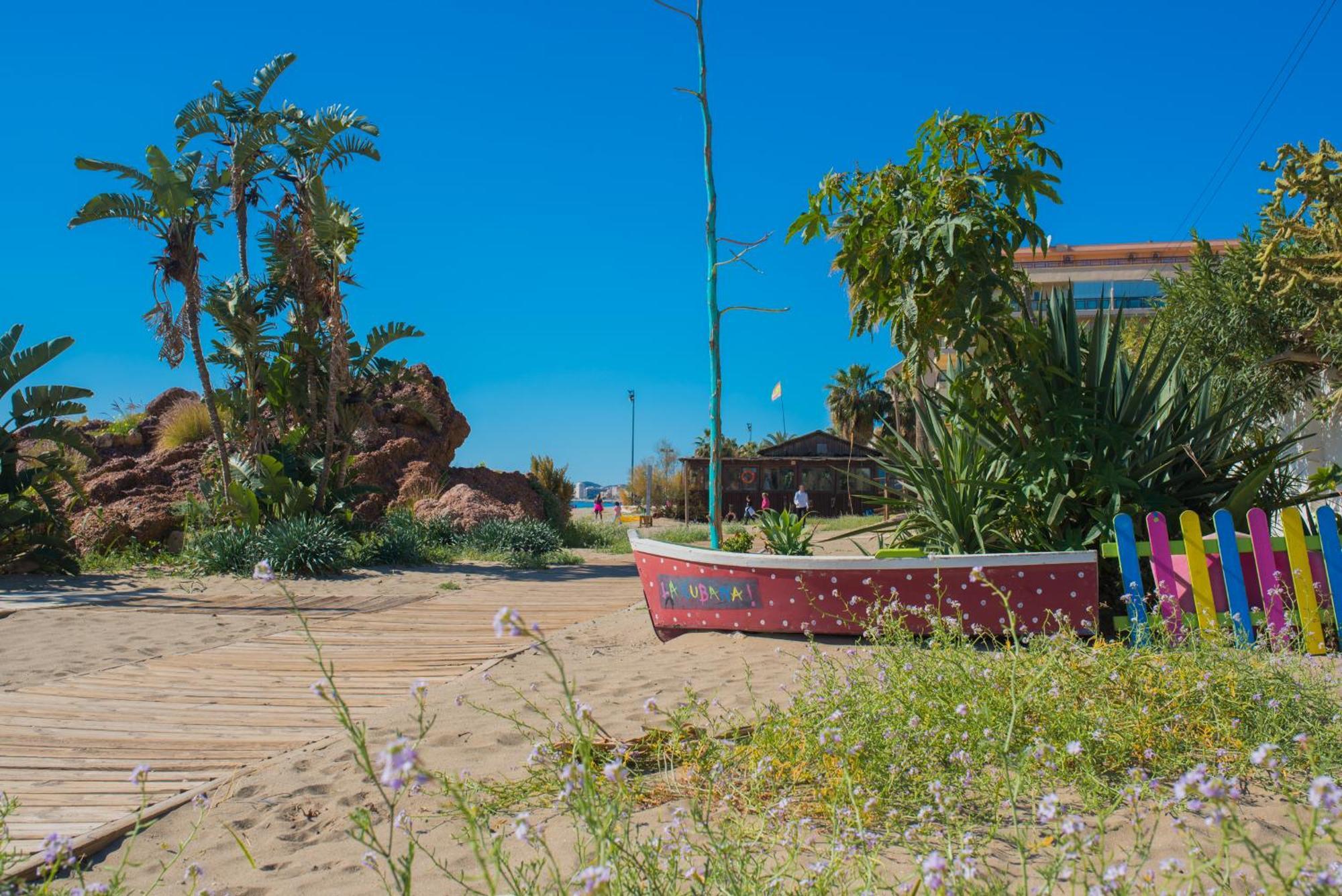 A 50 M De La Playa