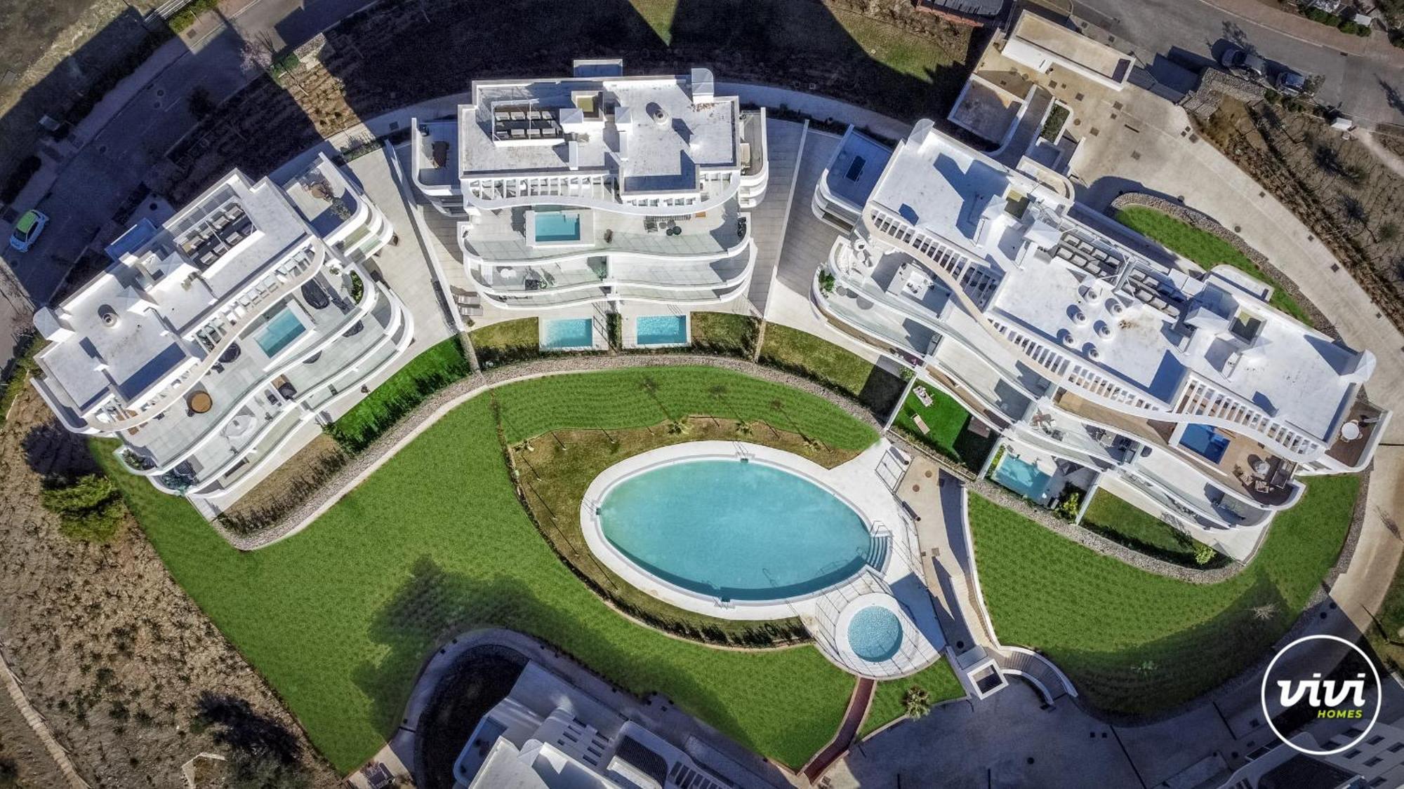 Vivi Homes - Kevin Pool, Garden, Terrace & Apartment