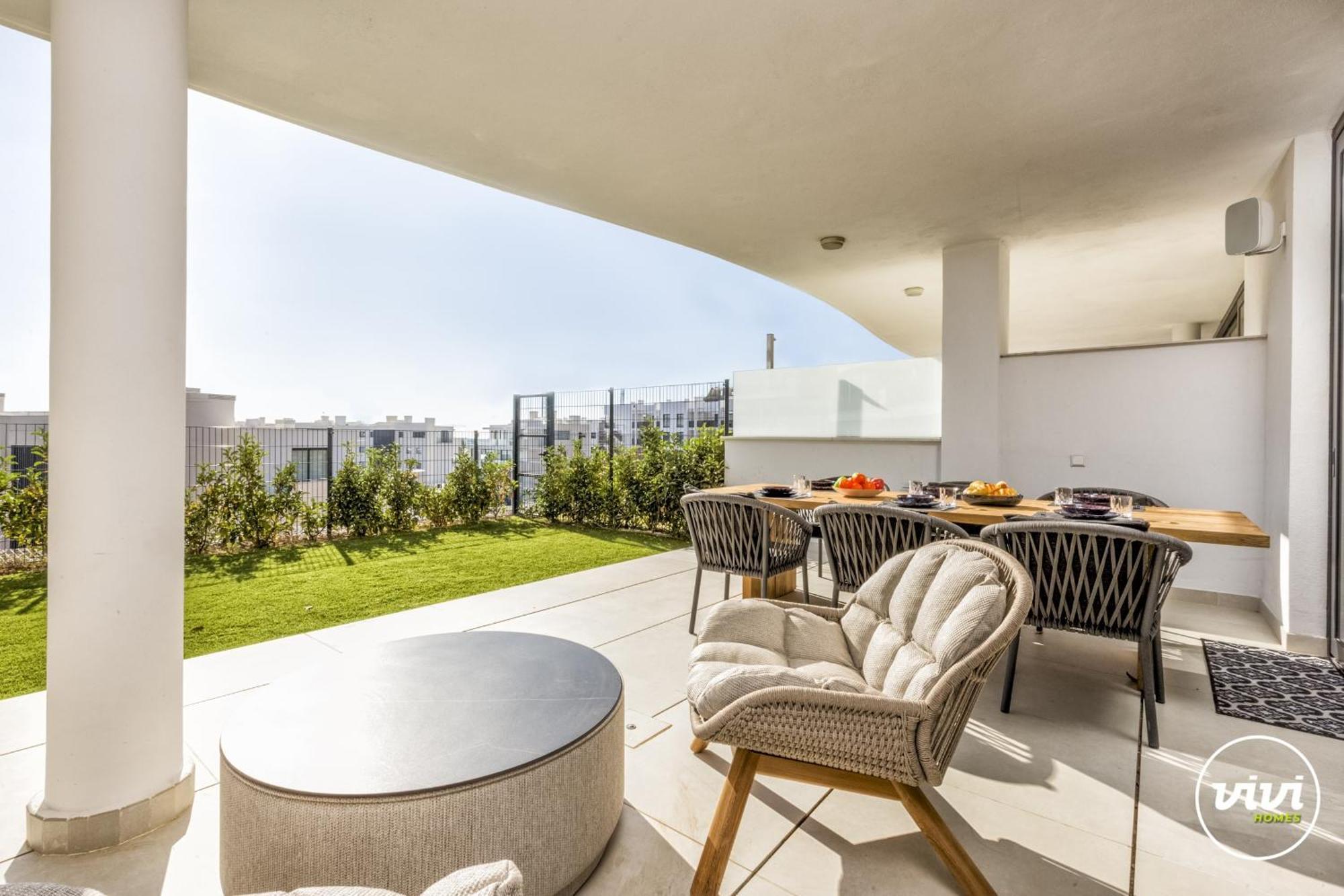 Vivi Homes - Kevin Pool, Garden, Terrace & Apartment