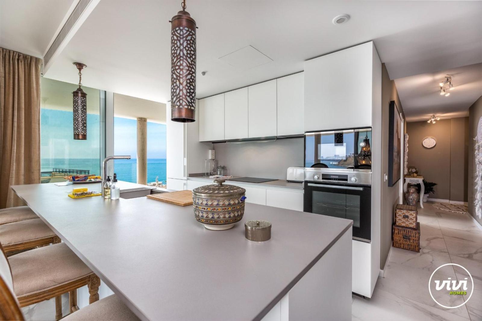 Vivi Homes - Kenzo Pool, Jacuzzi, Terrace & Sea View Apartment