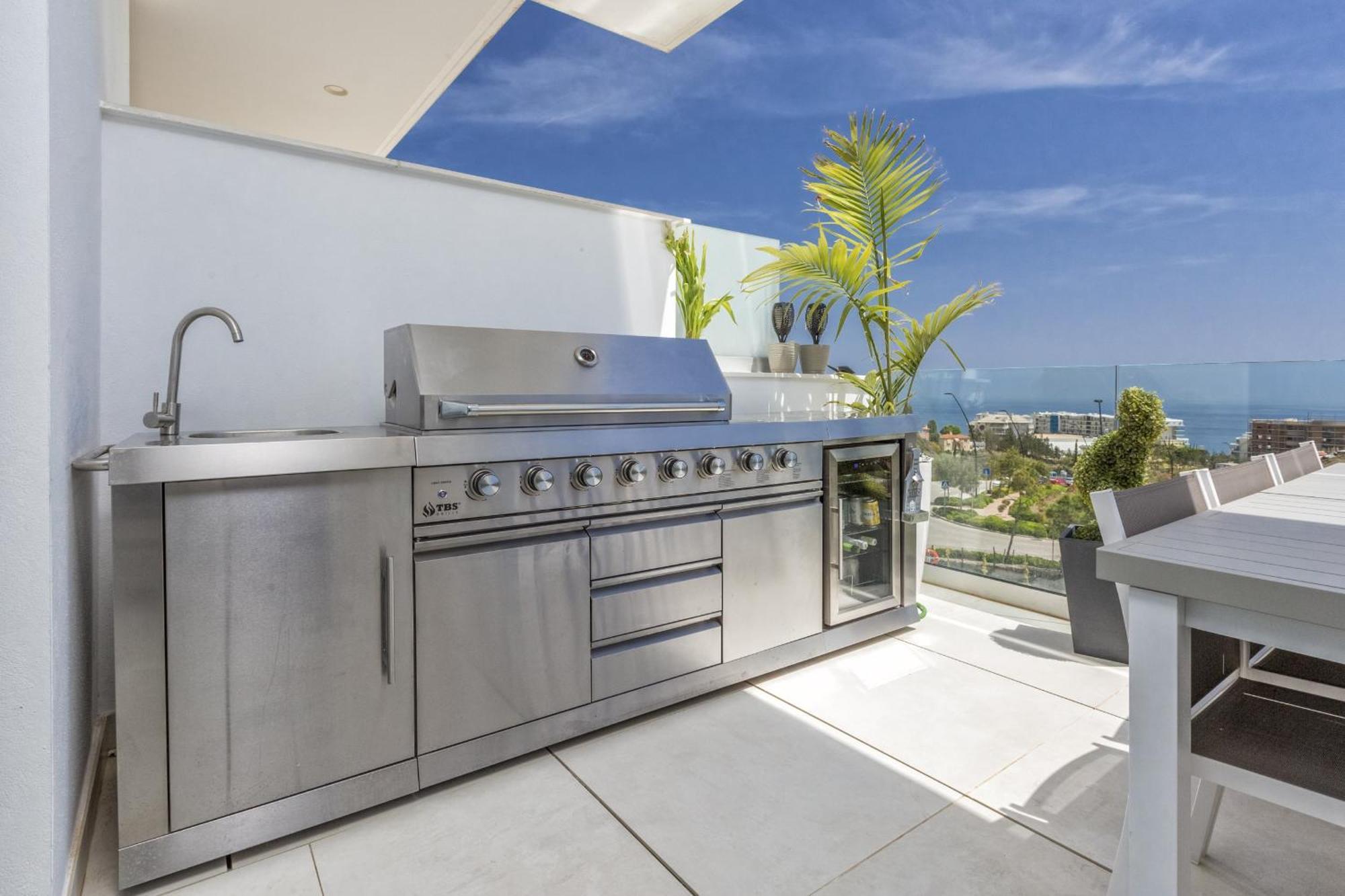 Vivi Homes - Ivy Pool, Terrace, Golf & Sea View Apartment
