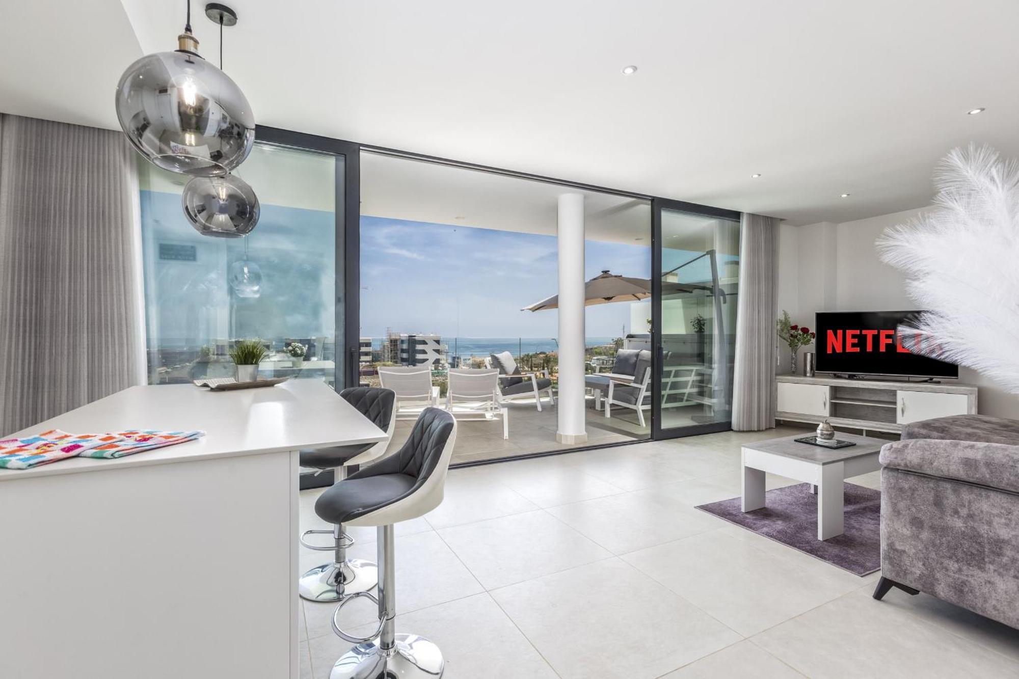 Vivi Homes - Ivy Pool, Terrace, Golf & Sea View Appartement *