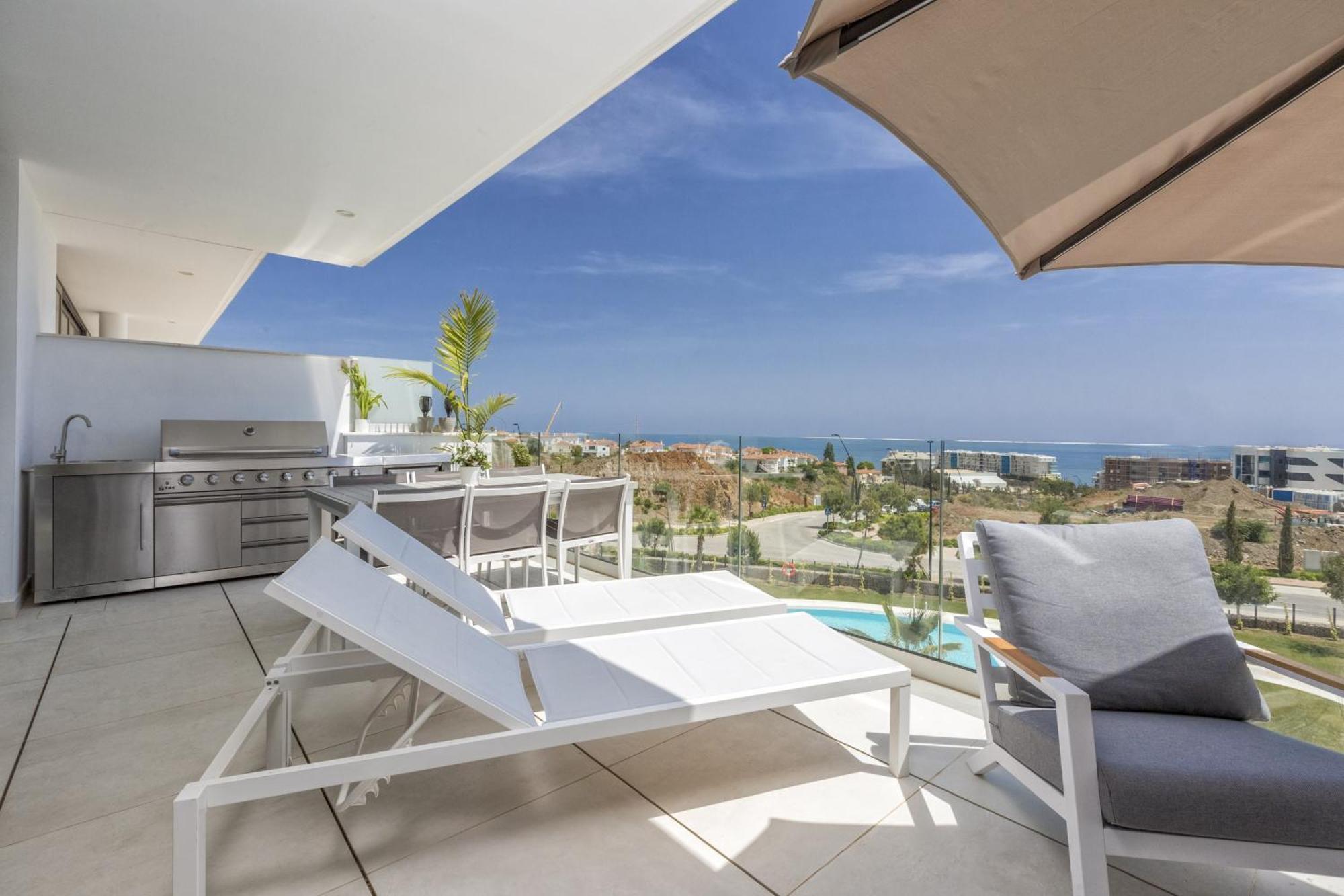 Vivi Homes - Ivy Pool, Terrace, Golf & Sea View Apartment