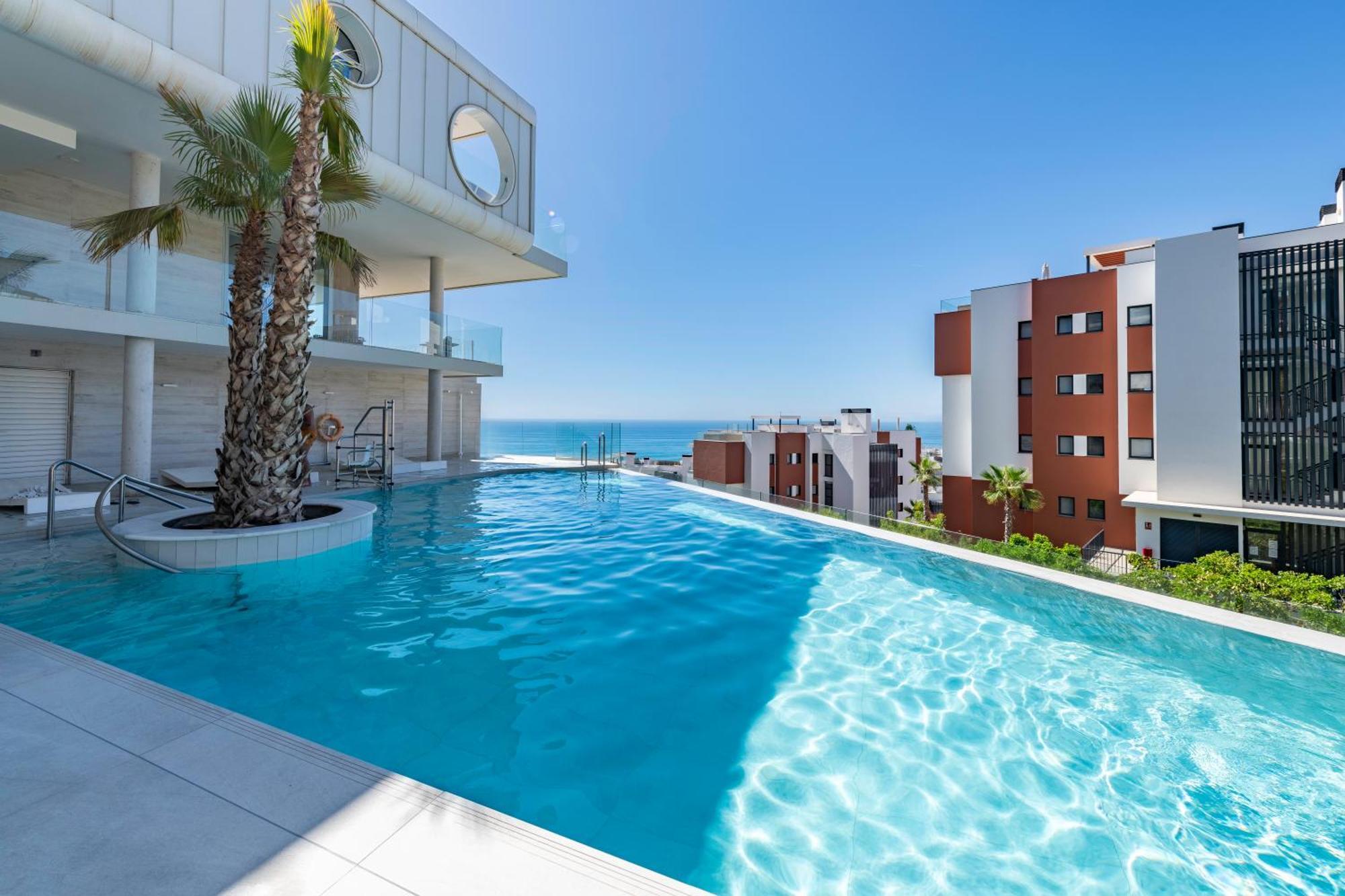 Huoneisto Serene Seaview Retreat In Higueron: 2br Oasis Fuengirola