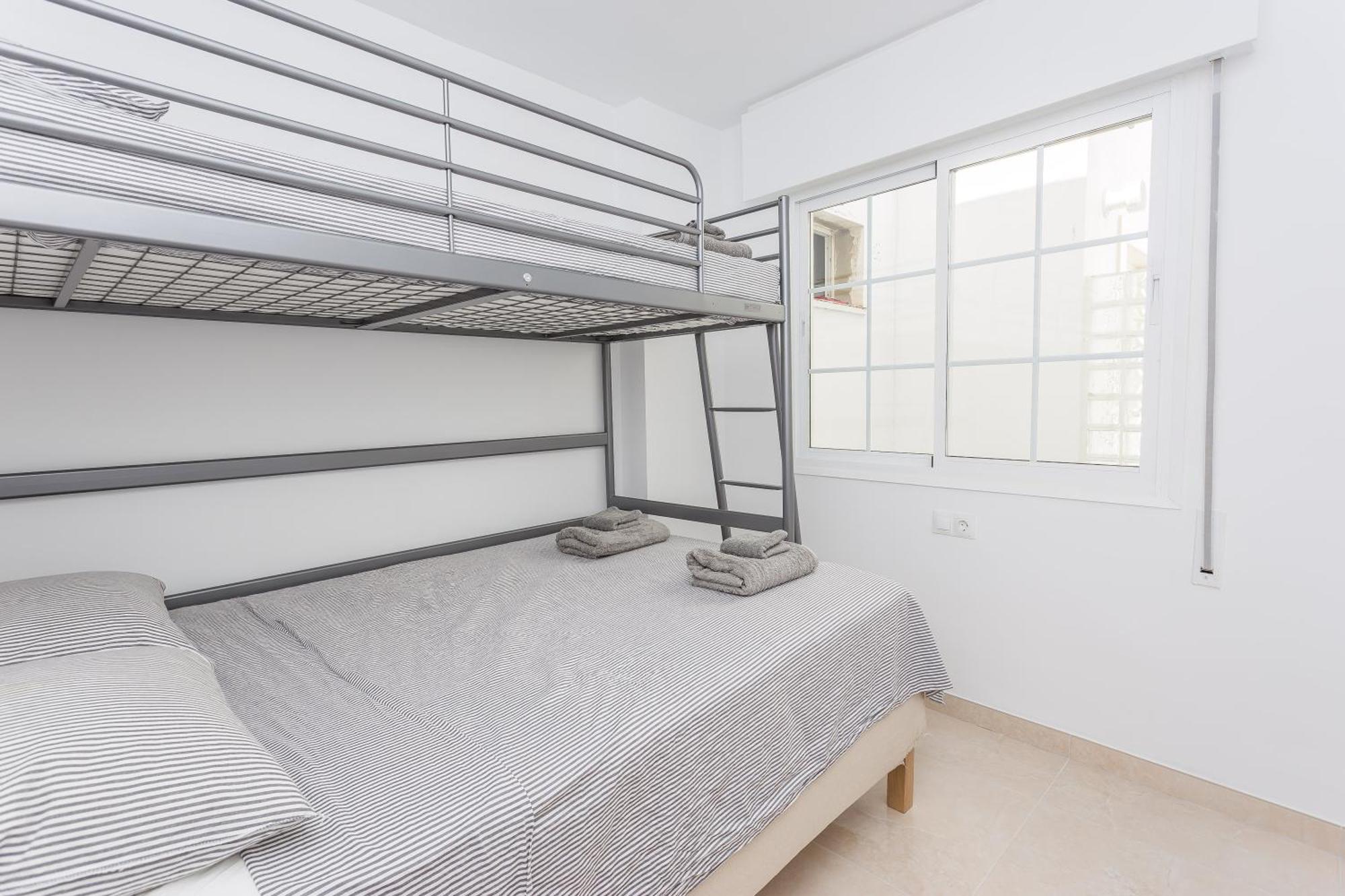 3br Centre - *