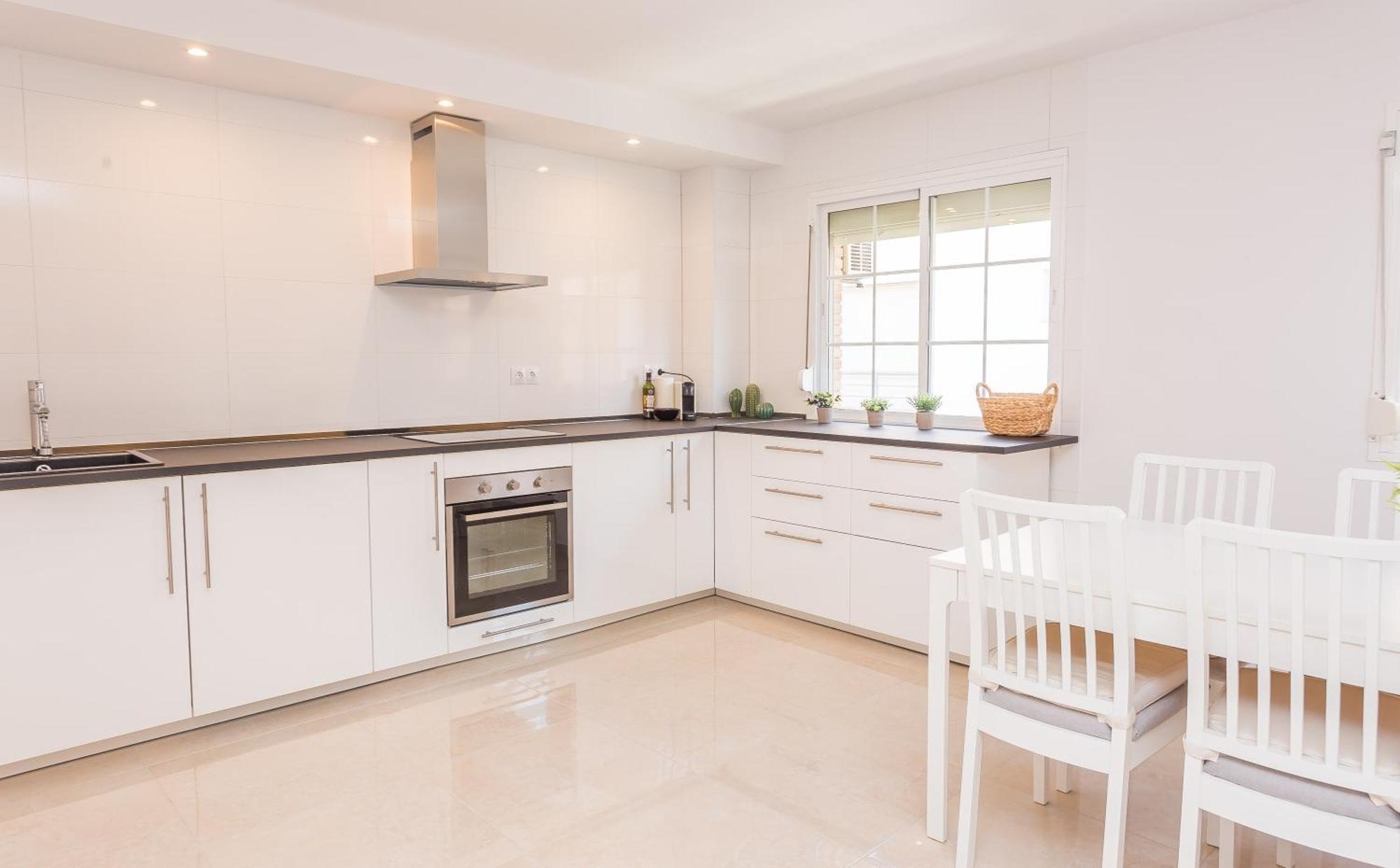 3br Centre - *