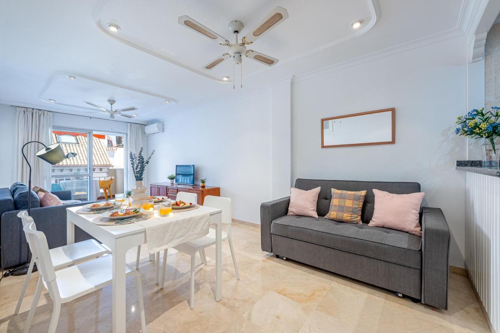 797 Rentals- Renovado Piso En El Paseo Maritimo