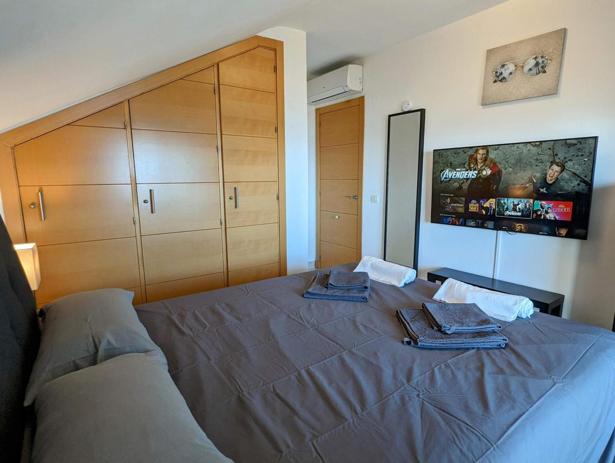Modern Penthouse - 1 Min From The