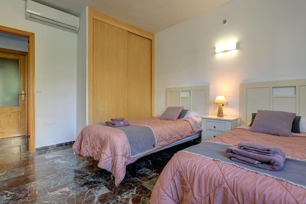 Huoneisto Spacious 2 Bedroom With Sea View!