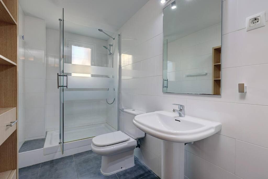Huoneisto Spacious 2 Bedroom With Sea View! *