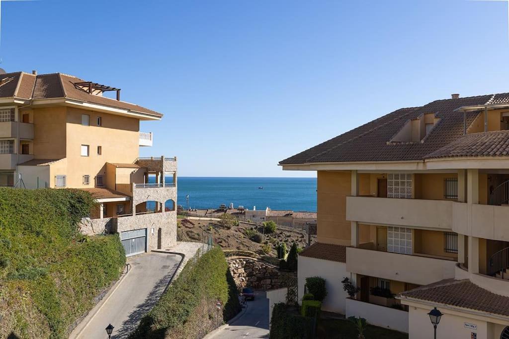 Spacious 2 Bedroom With Sea View! *