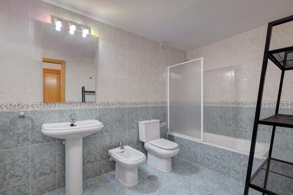 Spacious 2 Bedroom With Sea View! Huoneisto