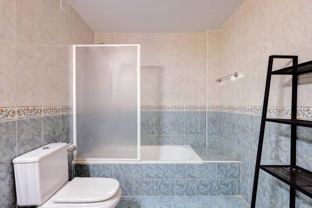 Huoneisto Spacious 2 Bedroom With Sea View!