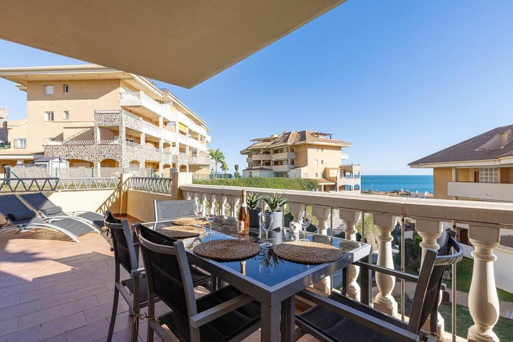 Huoneisto Spacious 2 Bedroom With Sea View!