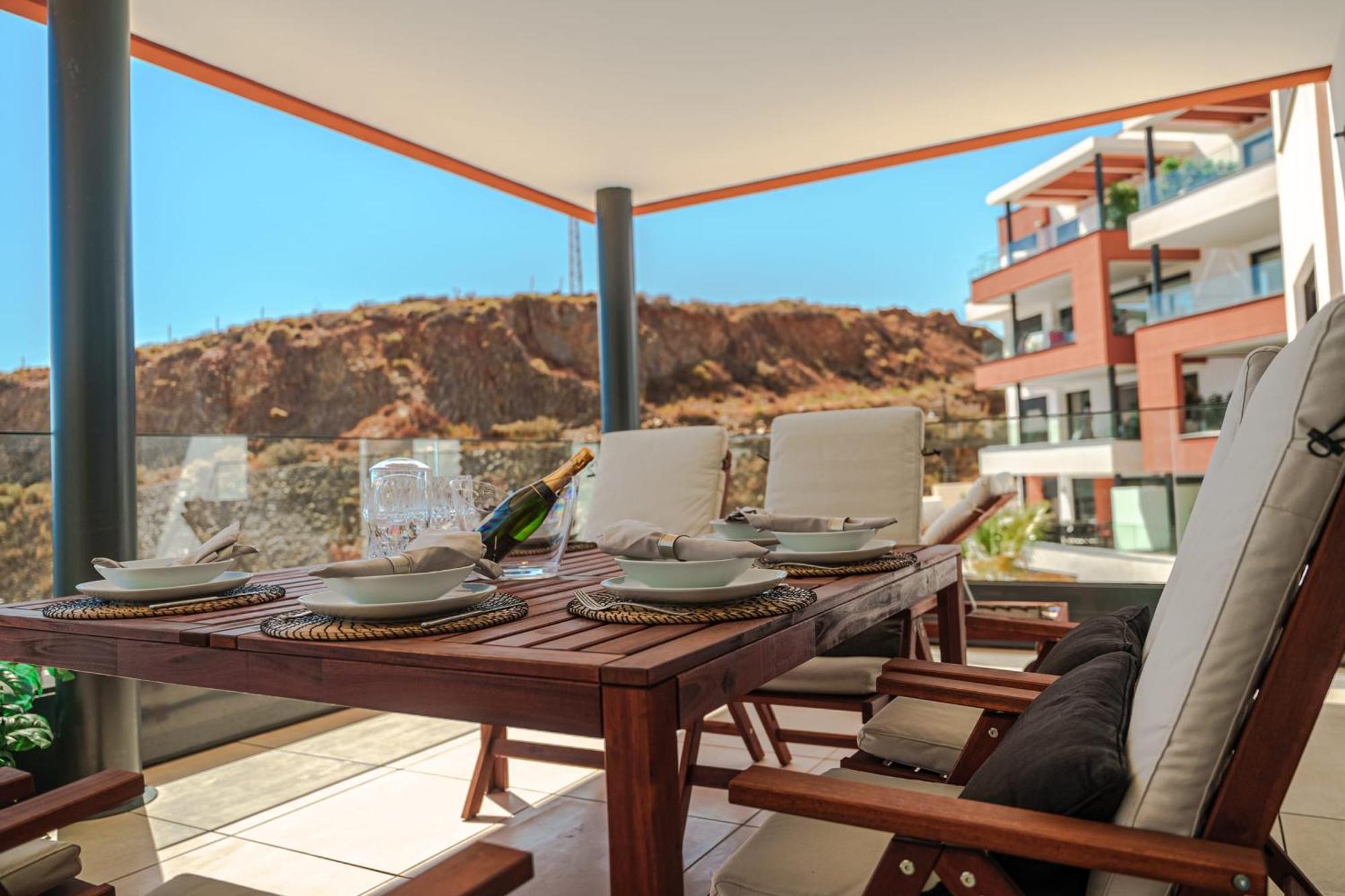 Stunning Modern In Middel Views Higueron Huoneisto