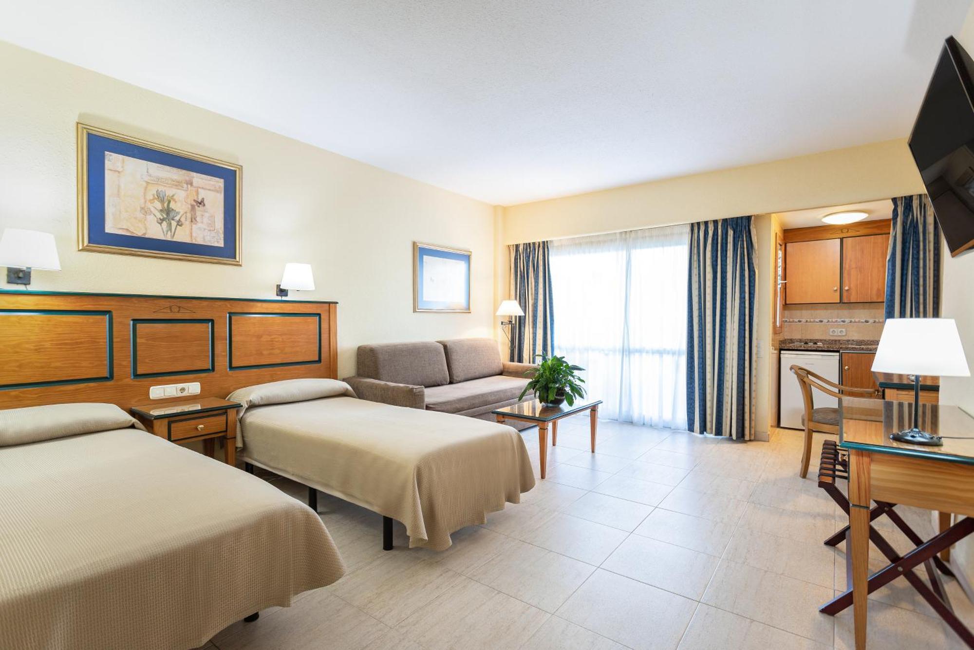 Pyr Aparthotel 3*