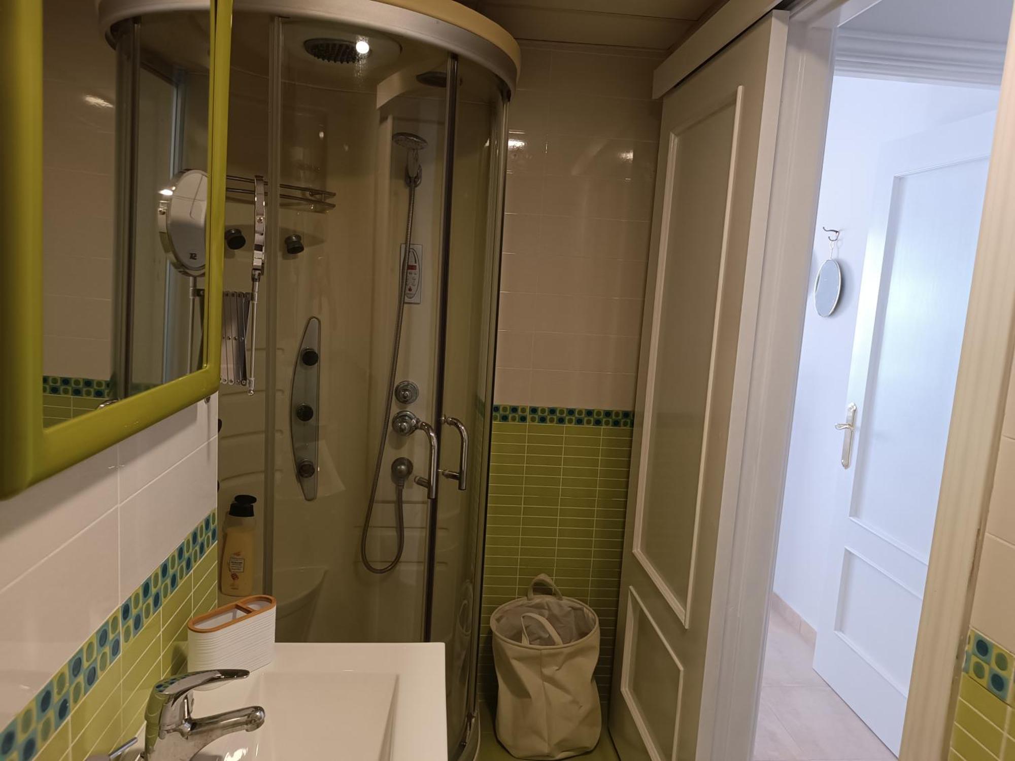Amazing & Renovated 2-bedroom Flat In