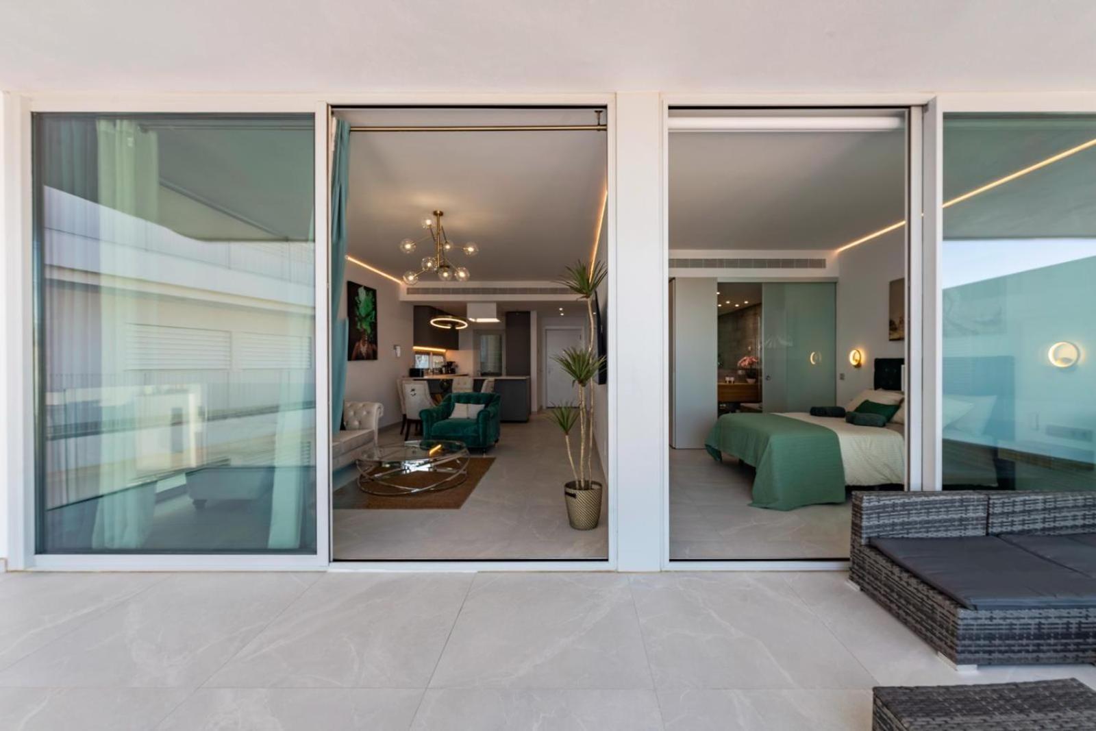 Apartment Golden Luxury 2 Bedroom Sea View *