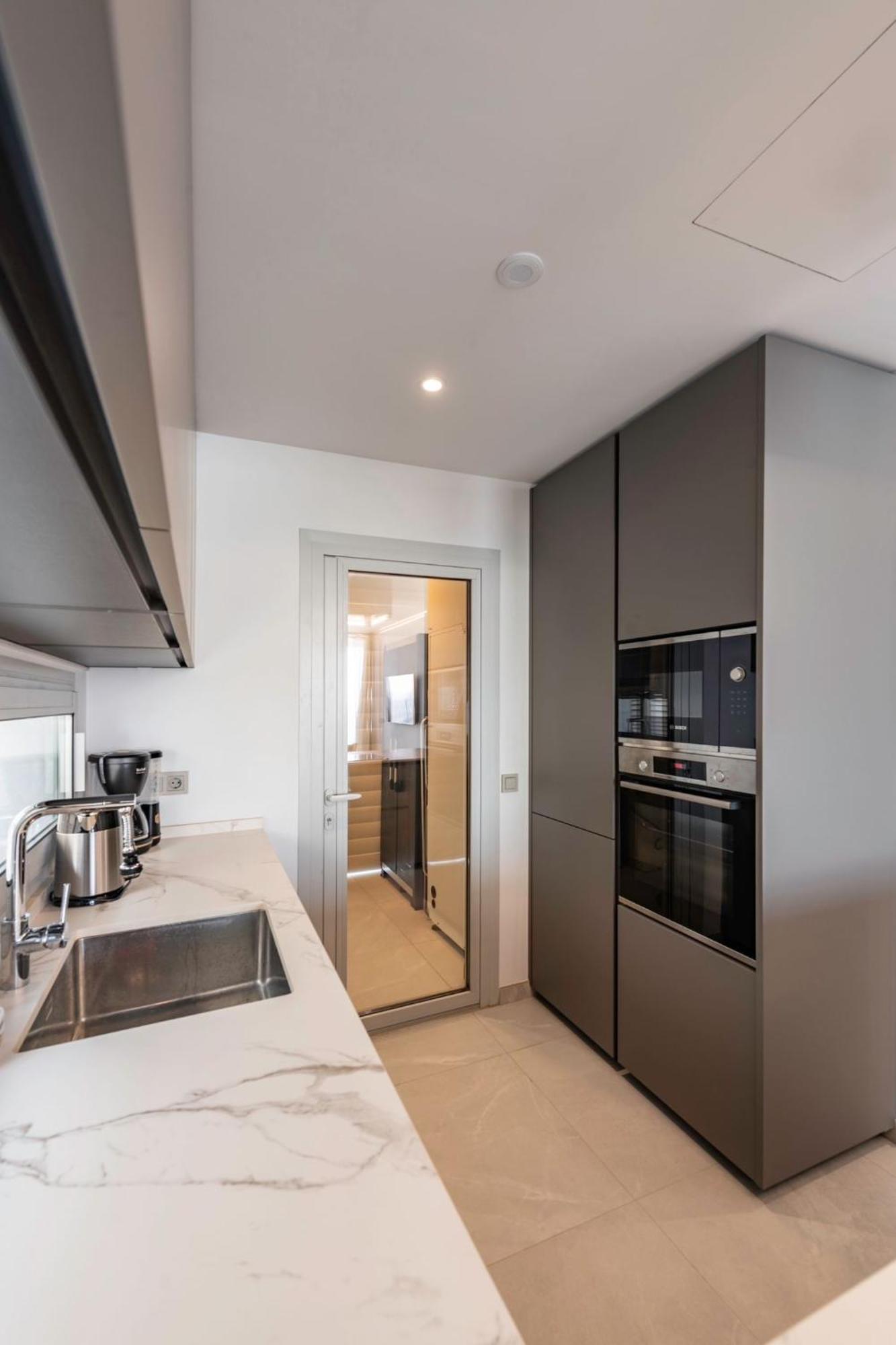 Golden Luxury 2 Bedroom Sea View