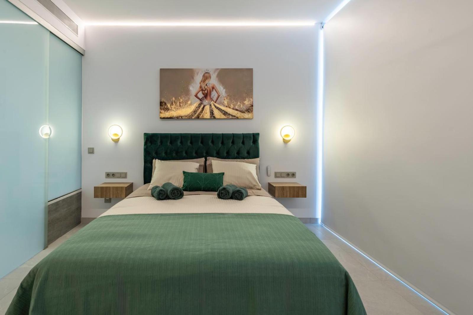 Golden Luxury 2 Bedroom Sea View
