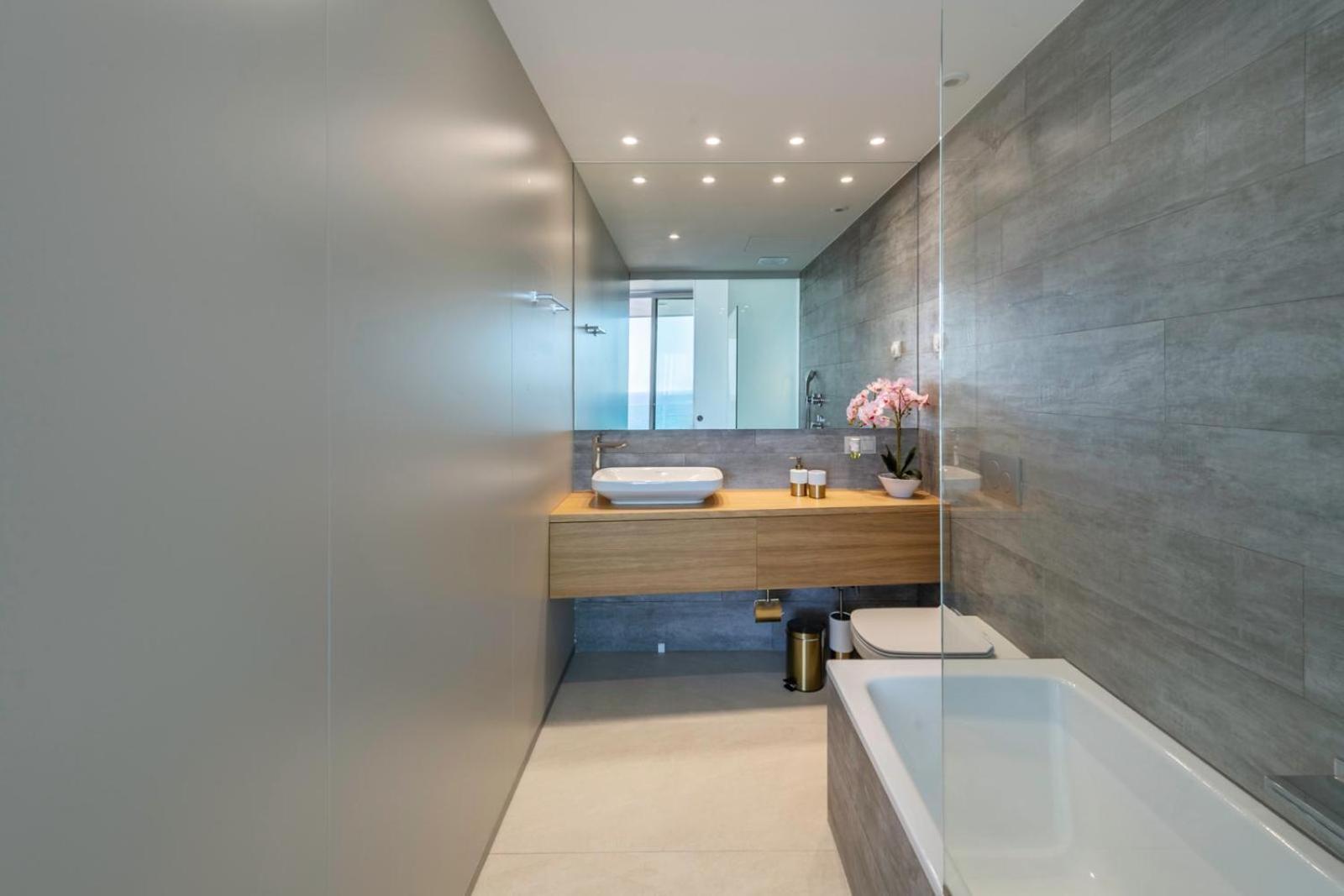 Golden Luxury 2 Bedroom Sea View *