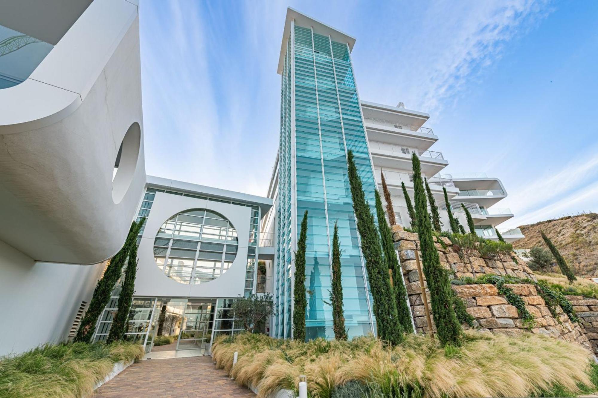 Golden Luxury 2 Bedroom Sea View