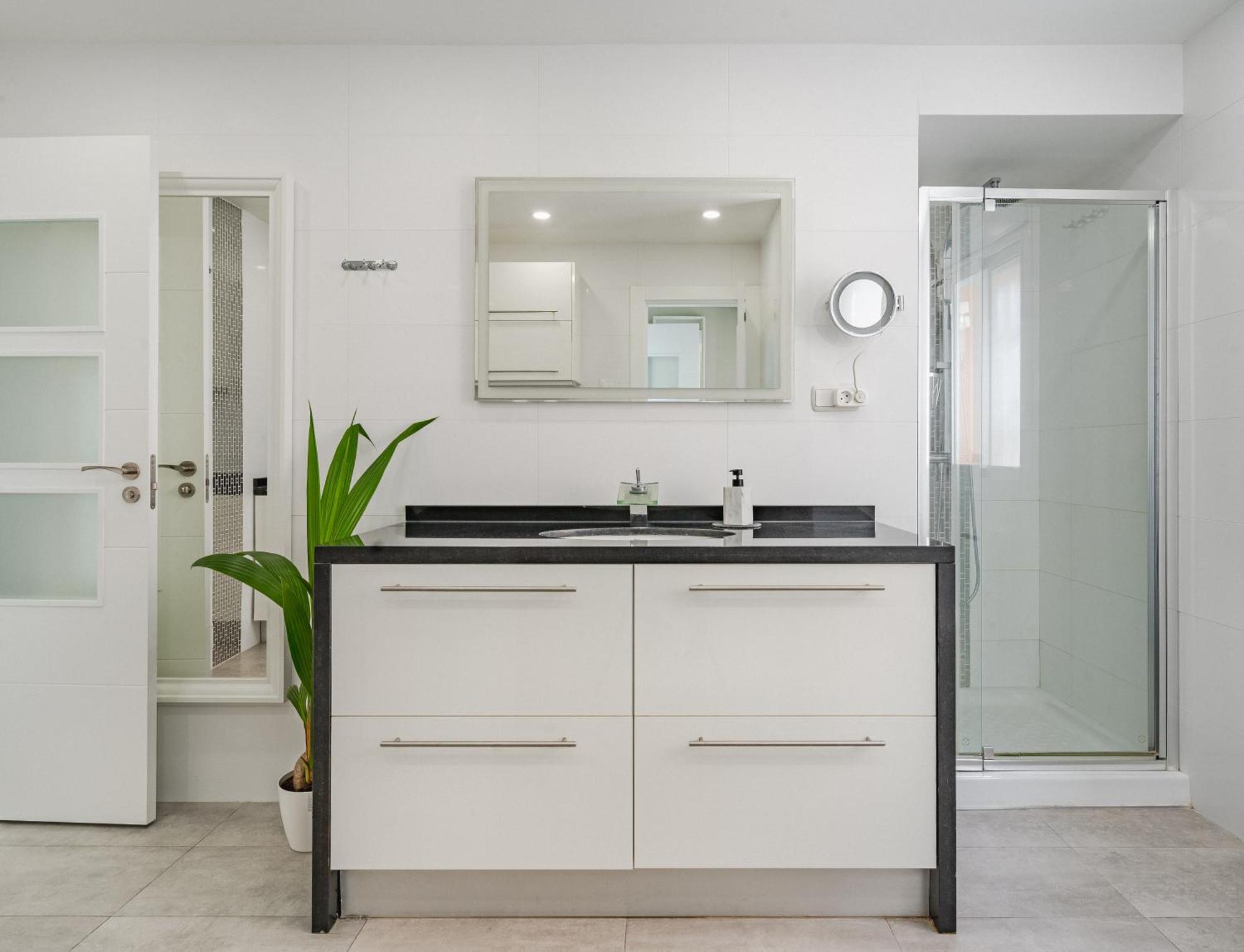 Bella Vista - Modern Private With 5 Bedrooms, Divided Into 2 Apartments, Sea View, And Pool *