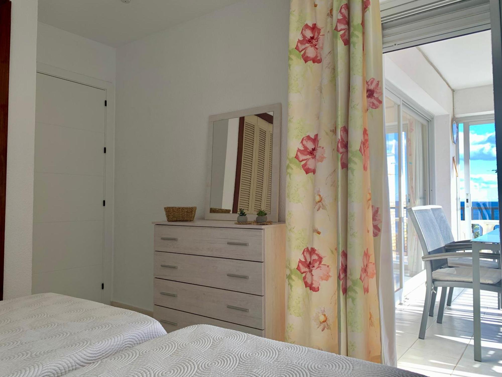 On The Beach, Fantastic Sea And Pool Views, 2 Bedroom Apartamento *