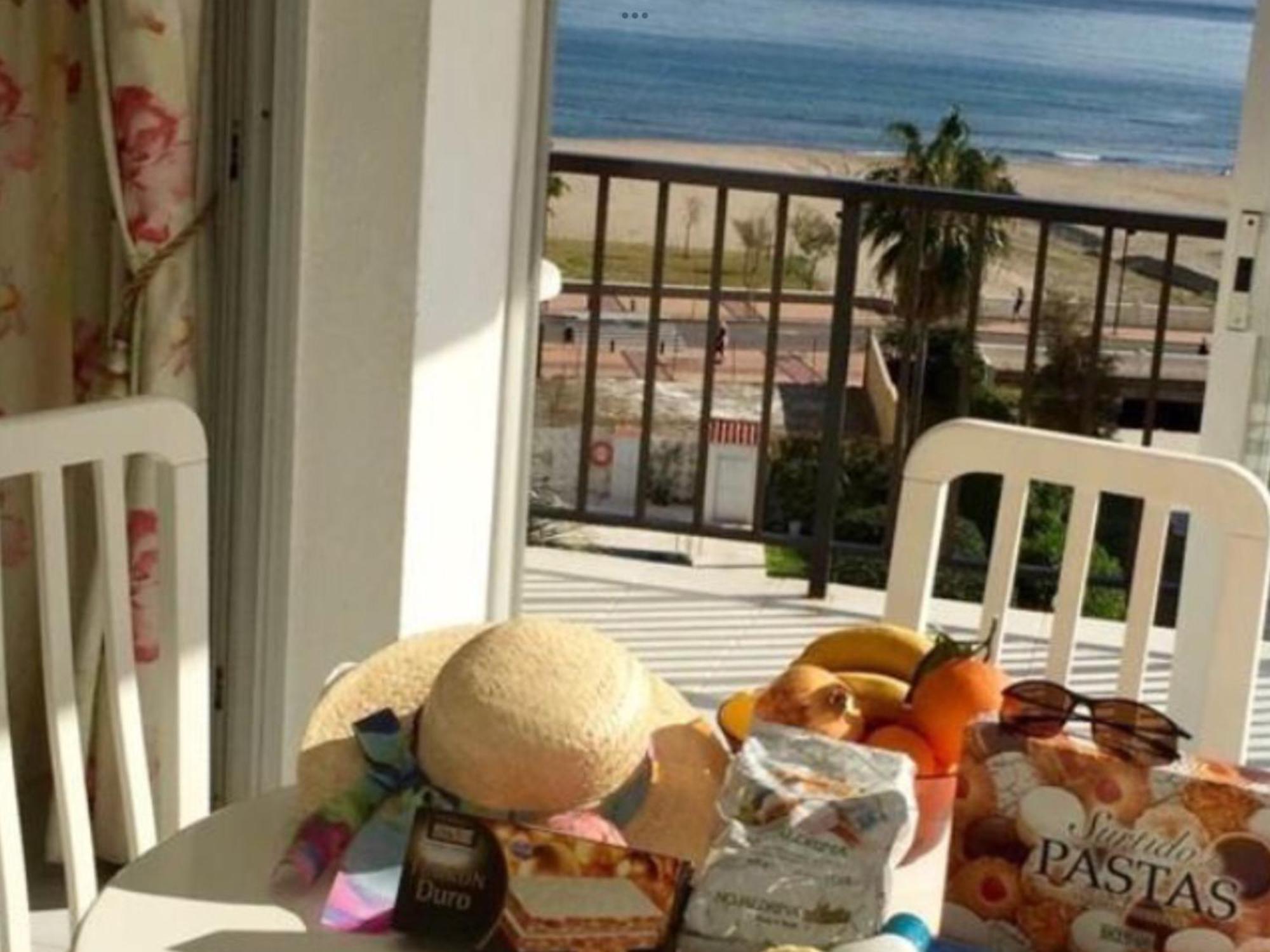 On The Beach, Fantastic Sea And Pool Views, 2 Bedroom