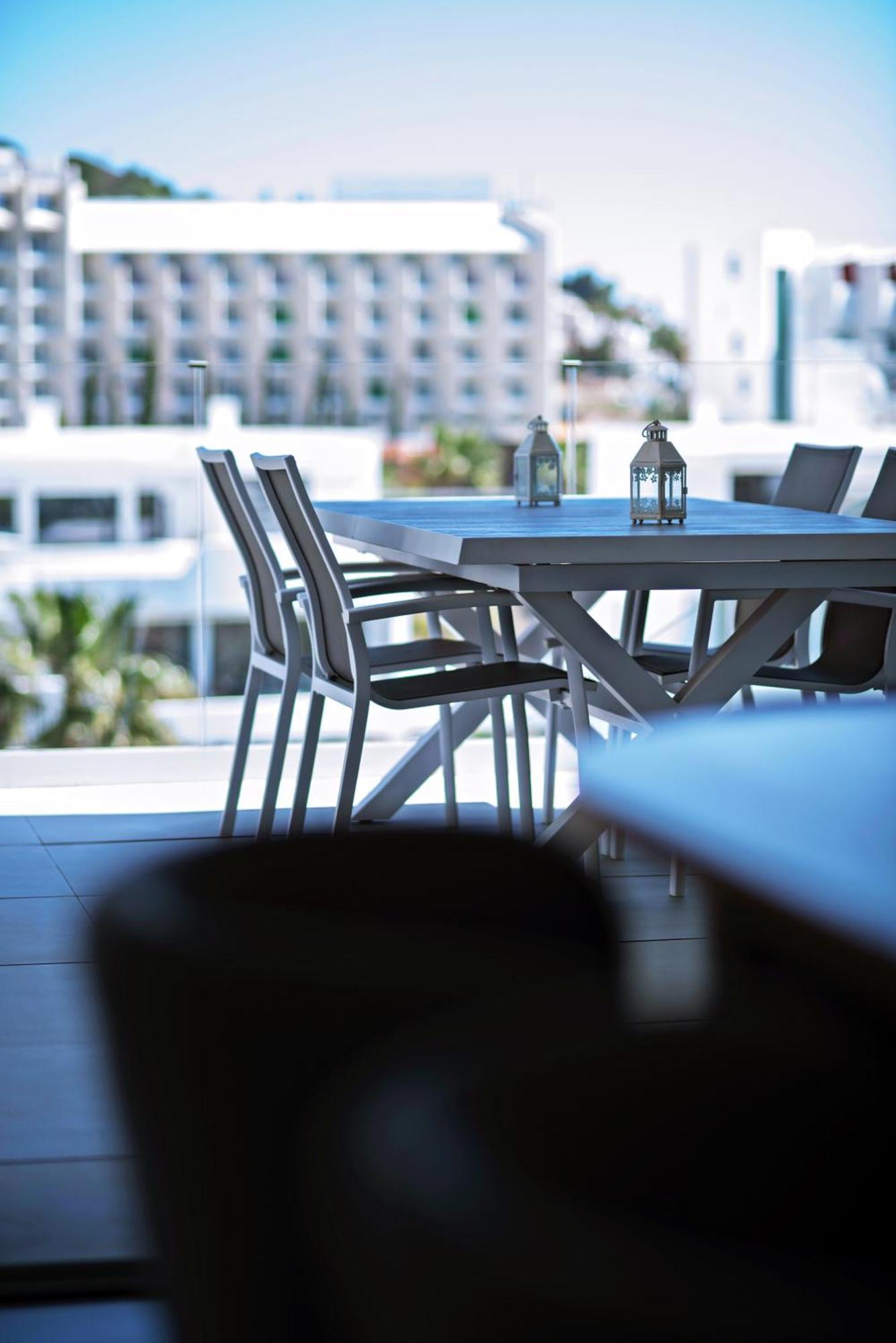 Mara's Higueron West: Spacious Terrace & Sun-soaked Garden Fuengirola