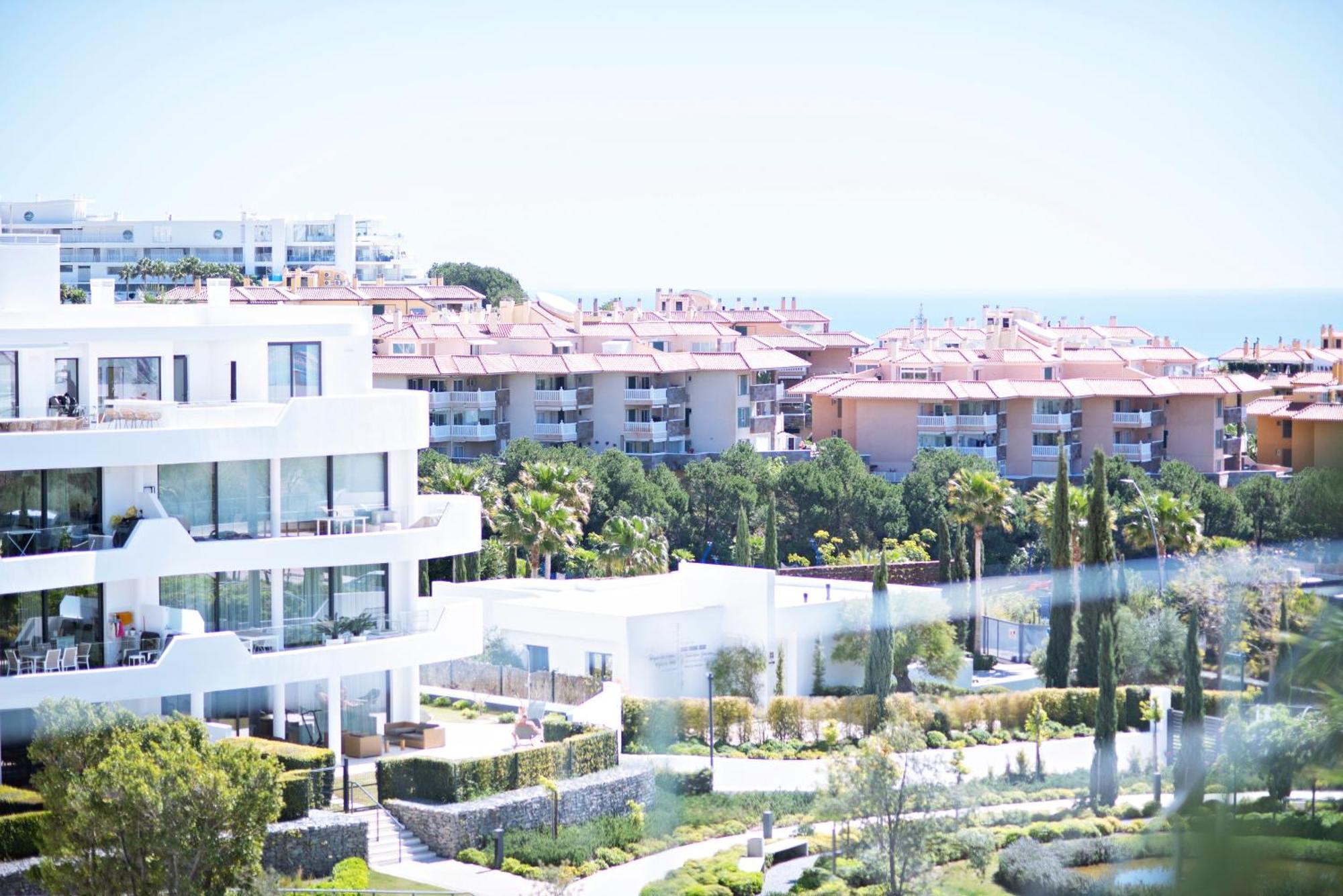 Huoneisto Mara's Higueron West: Spacious Terrace & Sun-soaked Garden *