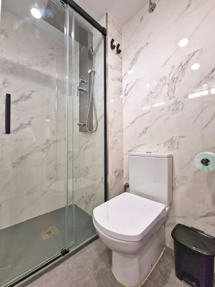 Amplio Apartamento Con Terraza En Primera Linea De Playa Fuengirola