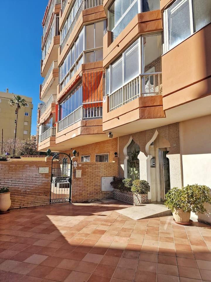 Amplio Apartamento Con Terraza En Primera Linea De Playa Fuengirola