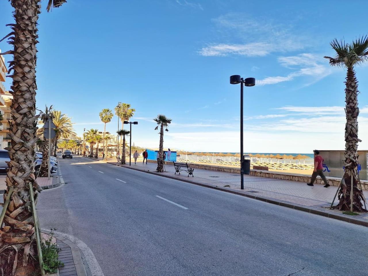 Amplio Apartamento Con Terraza En Primera Linea De Playa Fuengirola