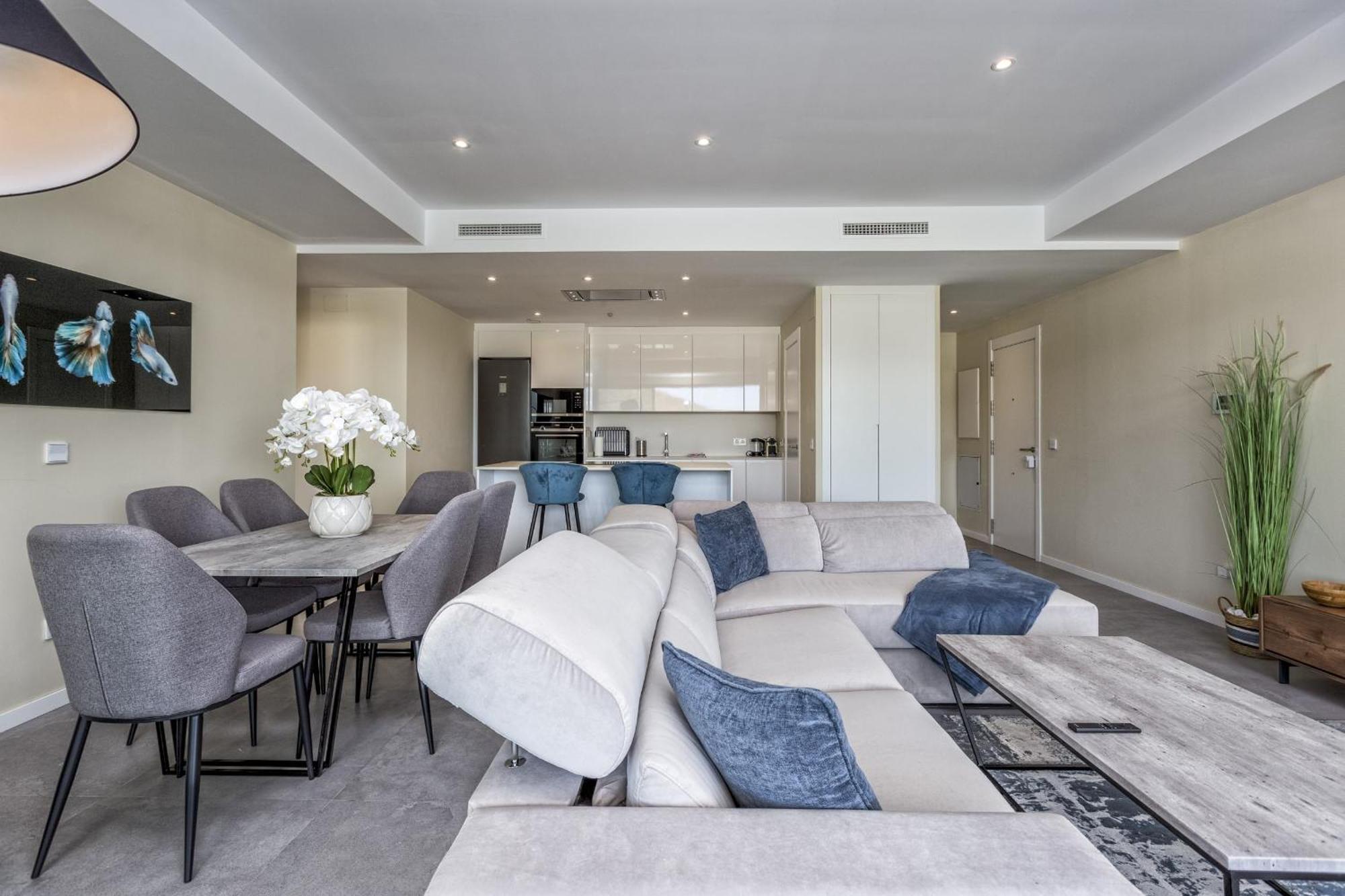 Vivi Homes - Luca Pool, Gym, & Sea View