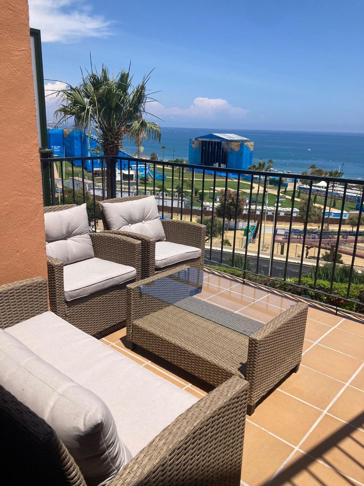 Atico Con Vistas Al Mar Y Con Piscina Frente A Castillo Sohail * Fuengirola
