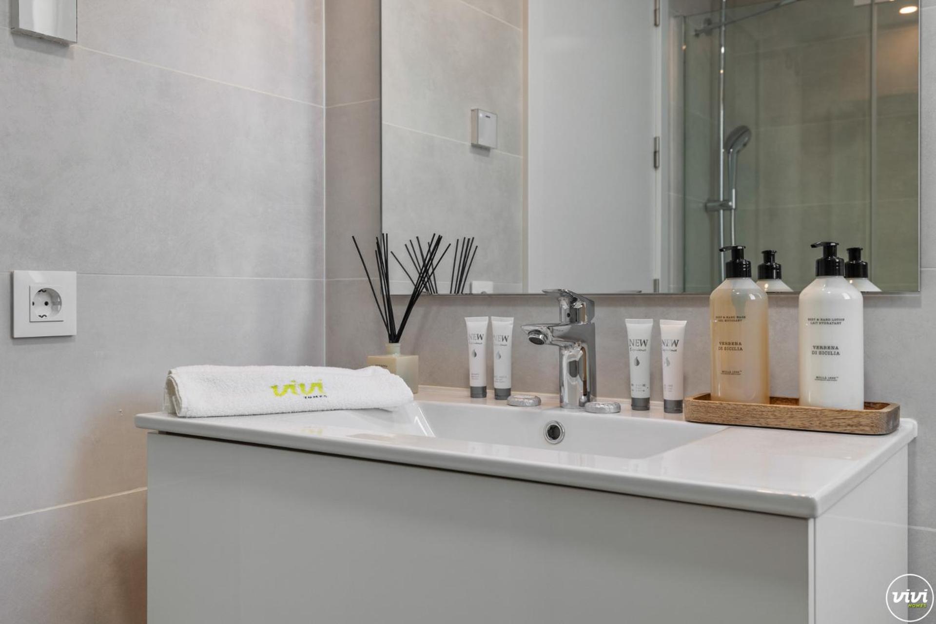 Vivi Homes - Diamond Pool, Gym, Terrace & Sea View *