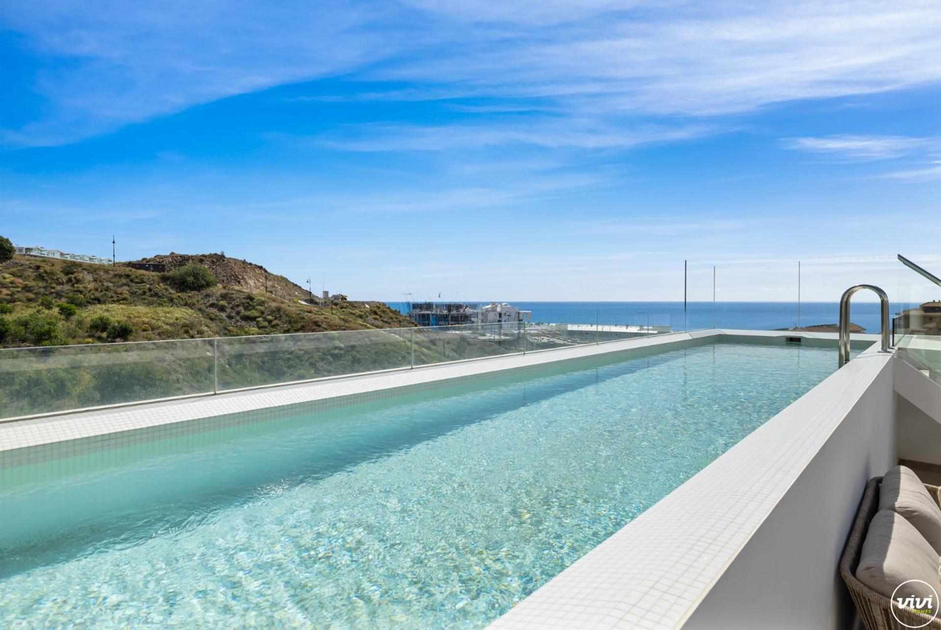 Vivi Homes - Diamond Pool, Gym, Terrace & Sea View Apartment