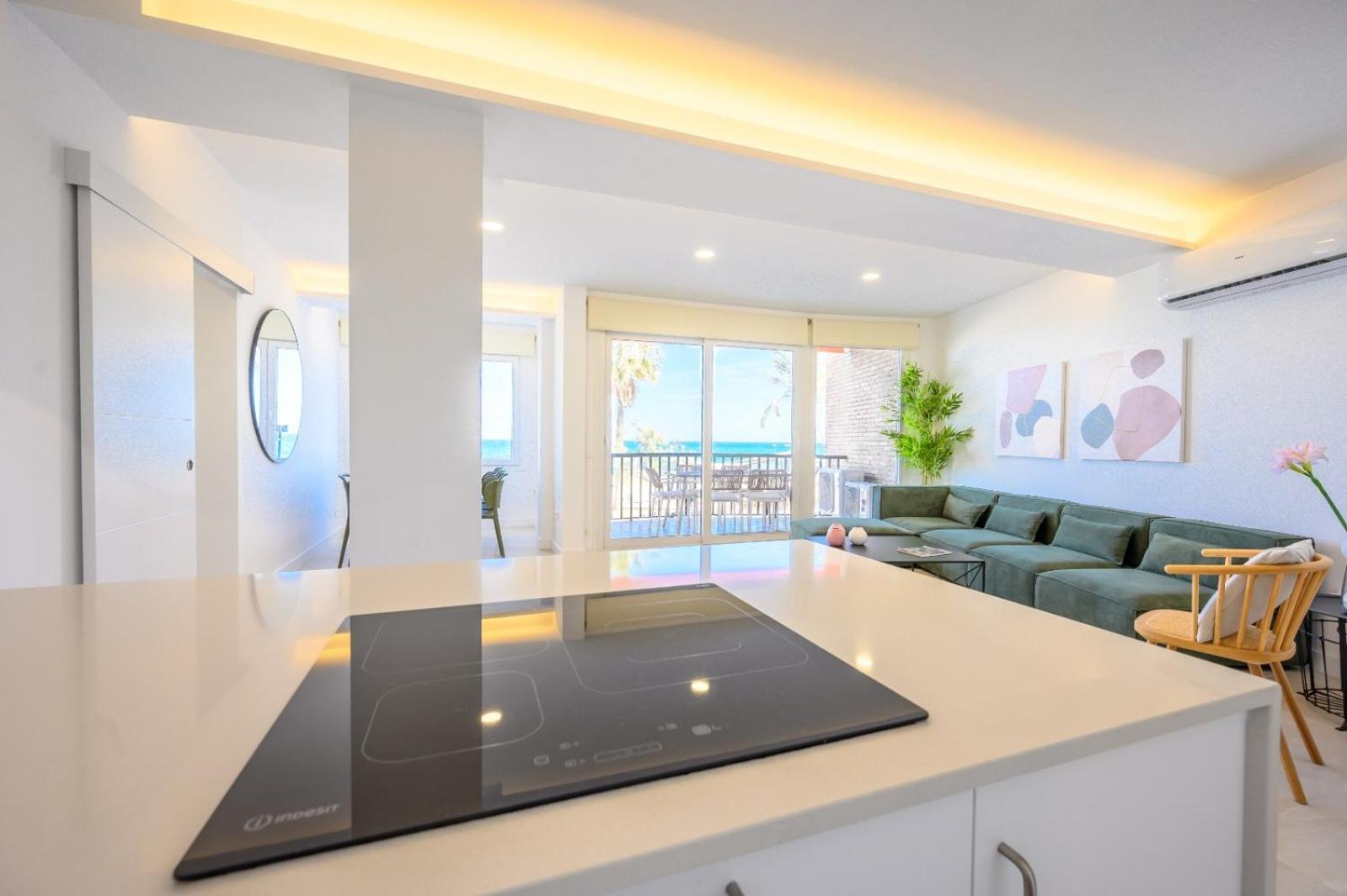 Luxury Oceanfront 3 Bedrooms & 2 Bath By 10tosea *