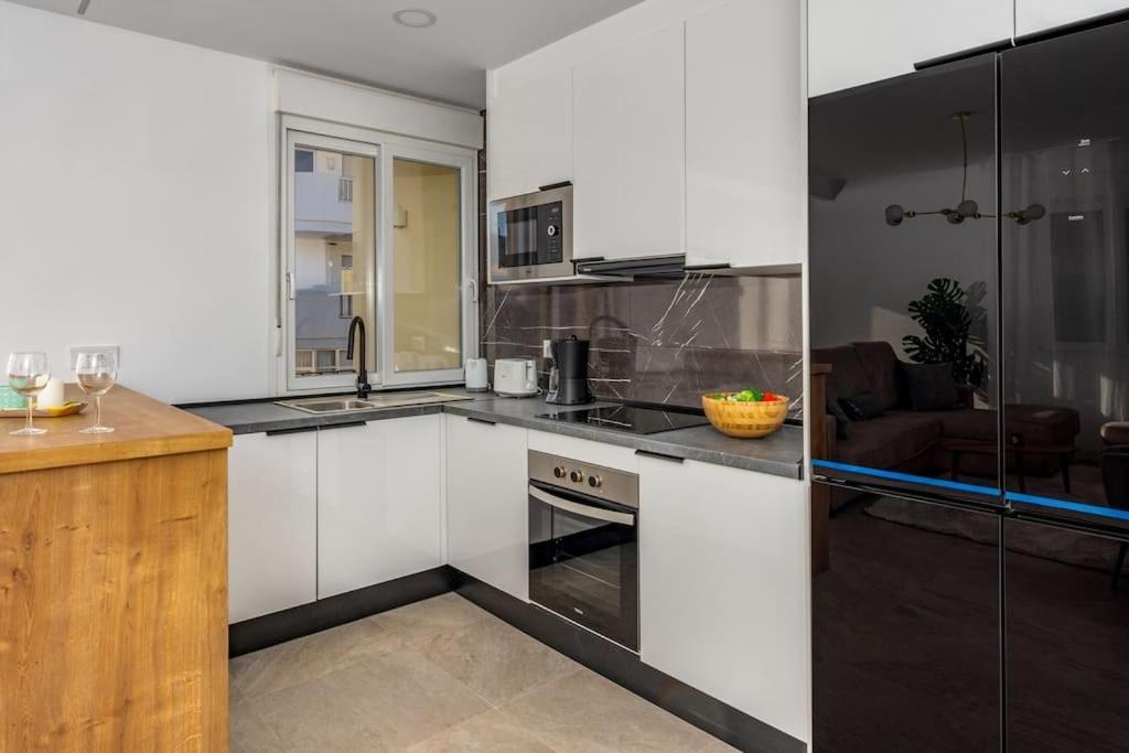 Apartment Downtownescape Modern Elegance *