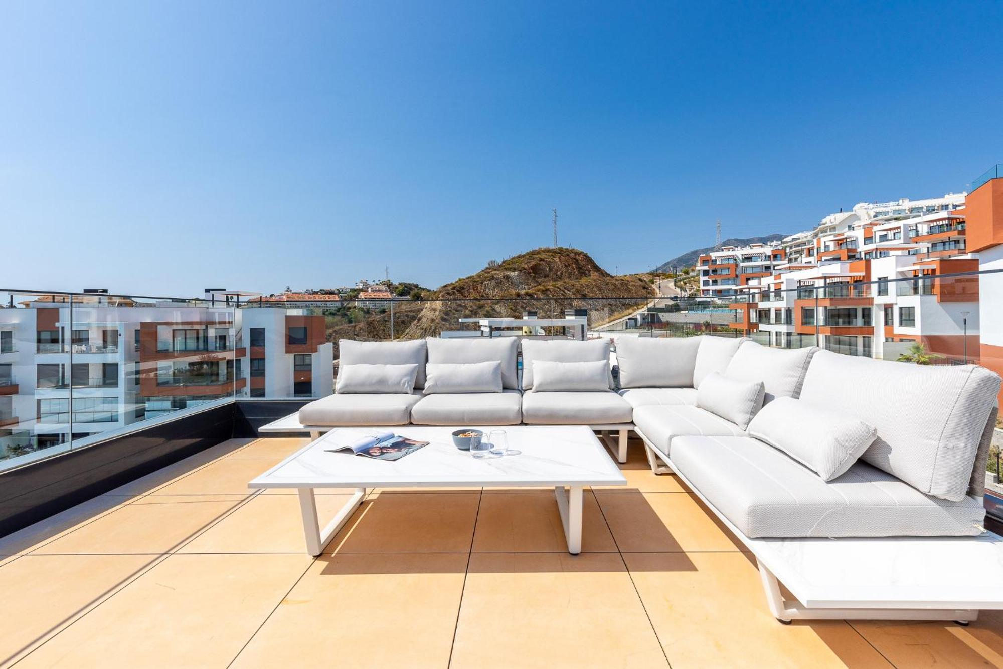Penthouse Middle Views *
