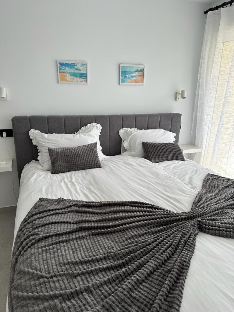 Appartement 121- Beachfront With Views, *