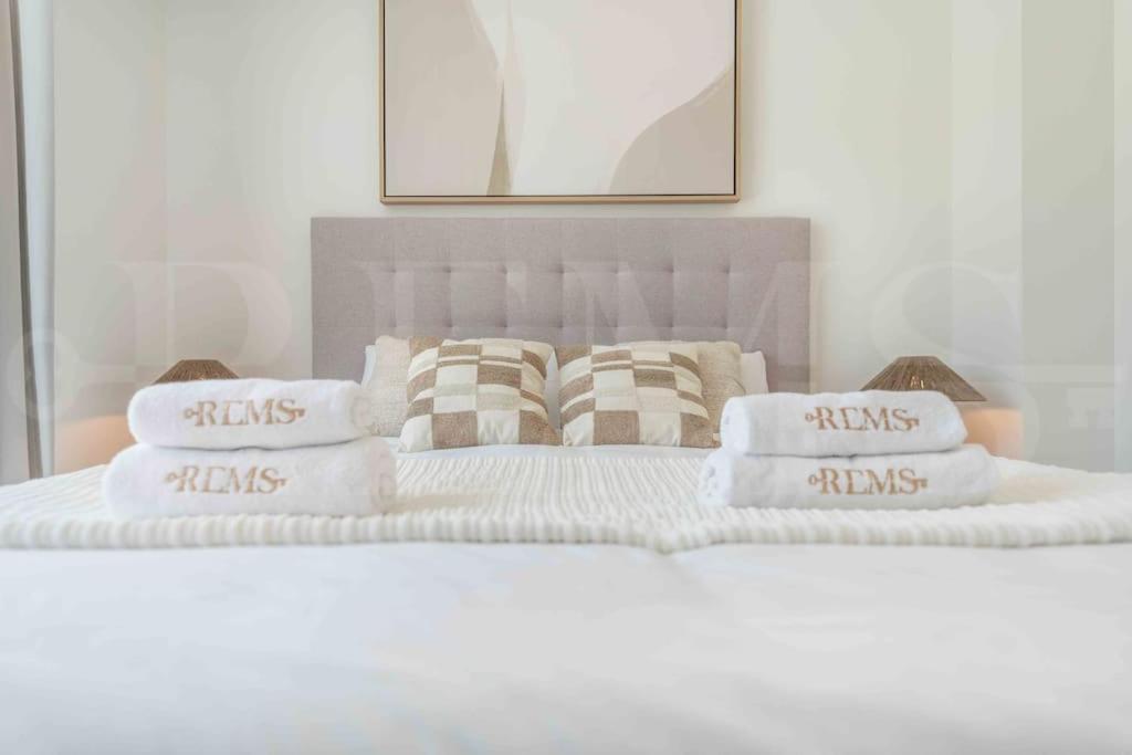 Lovely View With Private Jacuzzi & Terrace, Pool And Parking By Rems Apartment *